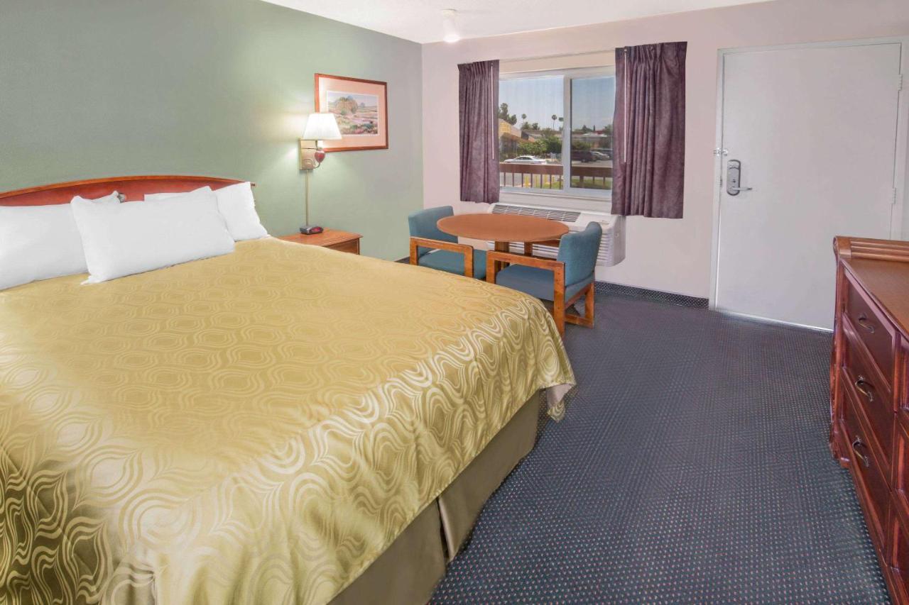 Days Inn By Wyndham Ontario Airport Luaran gambar